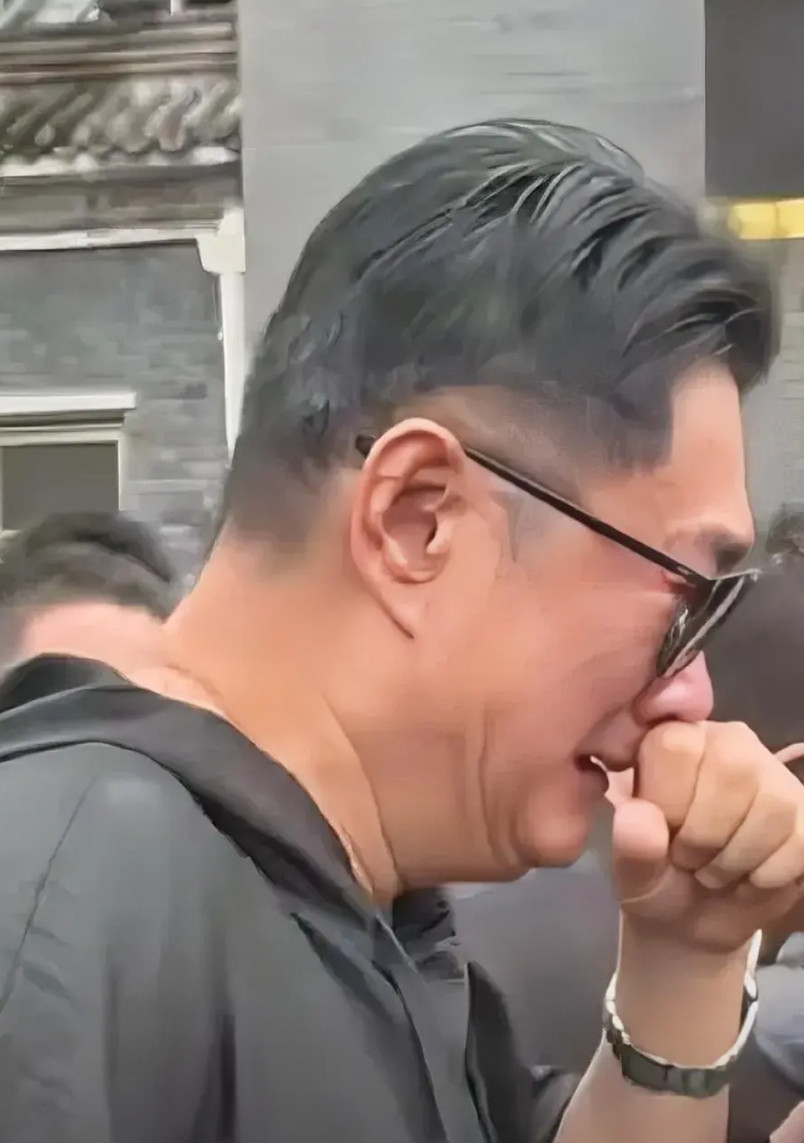 黄安在千百惠的葬礼上声泪俱下，情绪都有点崩溃了，整个人充满了无力感，看得出来他真