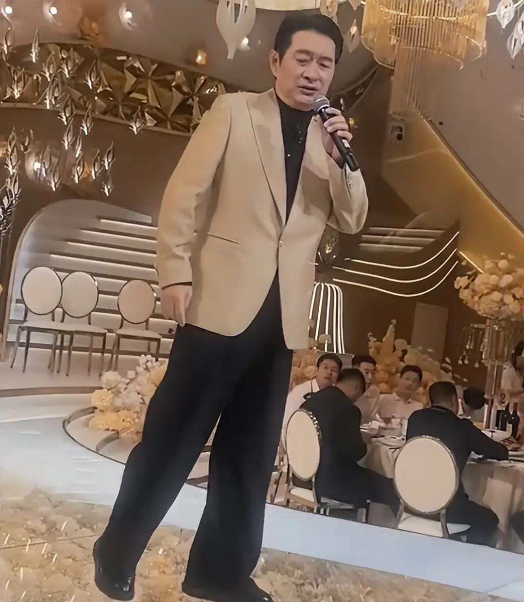 刷到黄安在北京某婚礼走穴的视频，现场他站在台上连唱三首经典老歌，台下宾客全在低头