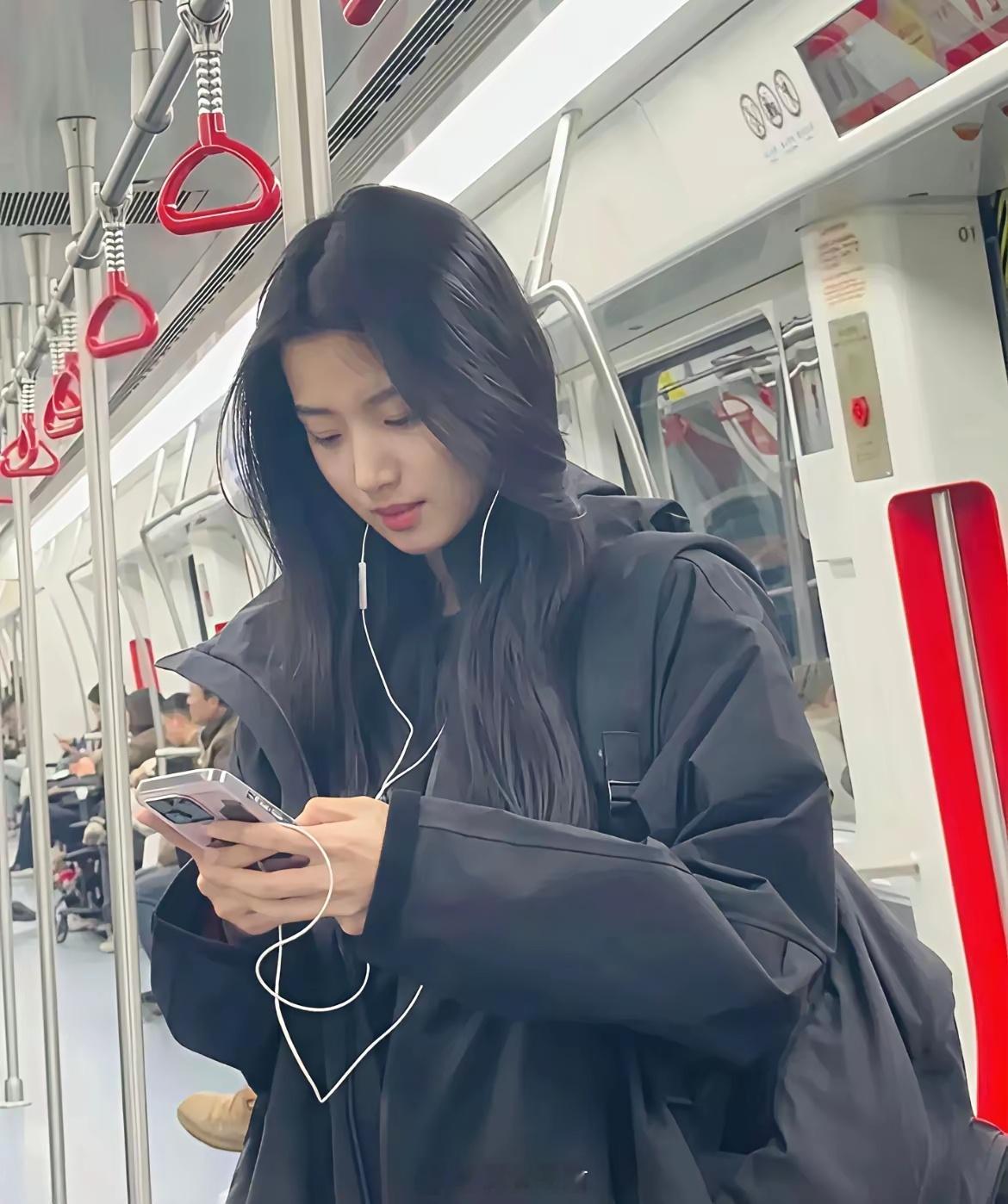 明星居然也坐地铁的吗？她们这种身价，内娱很少看到有这样的。