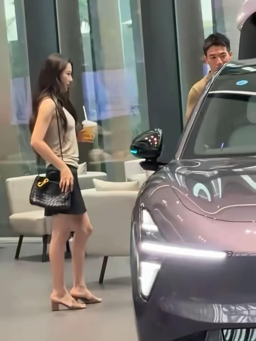 低调接地气！张馨予夫妇广州逛展厅看十几万代步电车，婚后烟火气十足9月4日，
