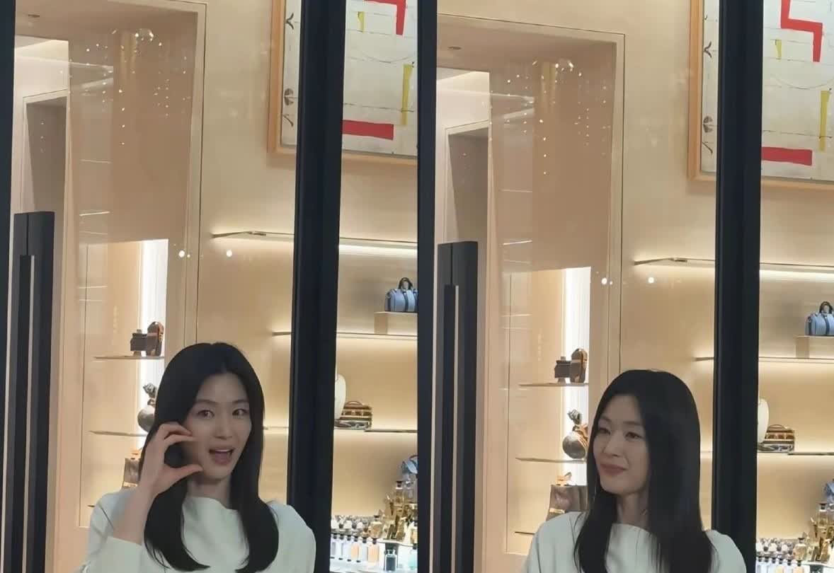 全智贤现身澳门全智贤来澳门出席活动，一身白色长裙露面，本人还是那么漂亮，身