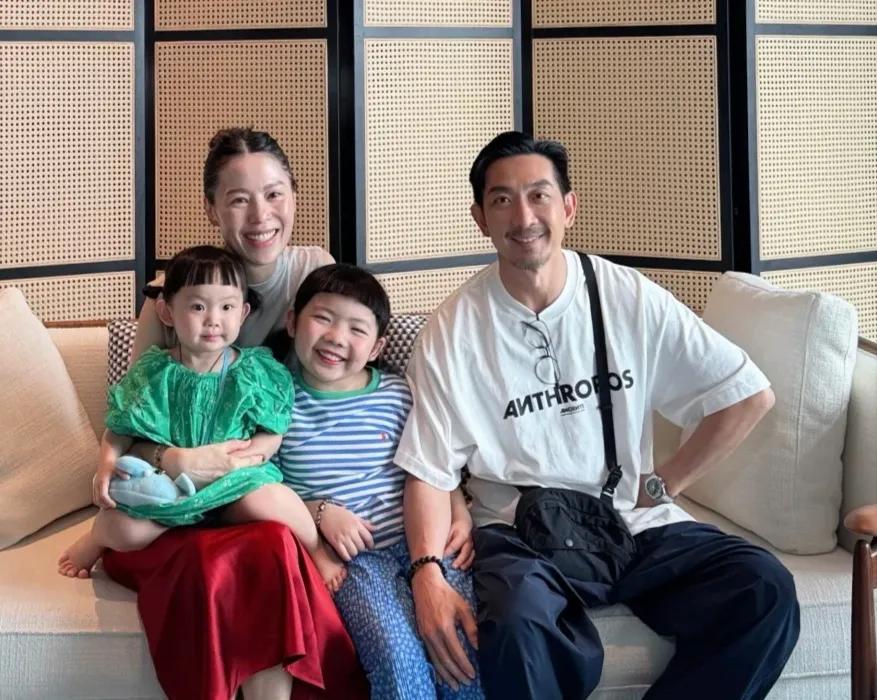 李灿森50岁生日！全家福曝光，妻子貌美俩女儿胖嘟嘟好可爱9月27日，知名港星李