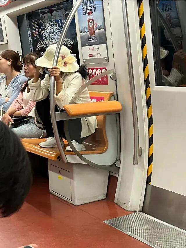 地铁上的一个奇怪坐姿，有不雅行为。其实也没有什么好奇怪的。看看养狗女人亲狗抱狗