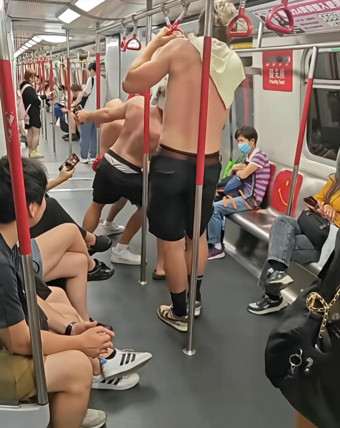 三个白男在香港地铁光着膀子，一直嚎叫悬挂在扶手上，全程无人制止他们的行为，大家都