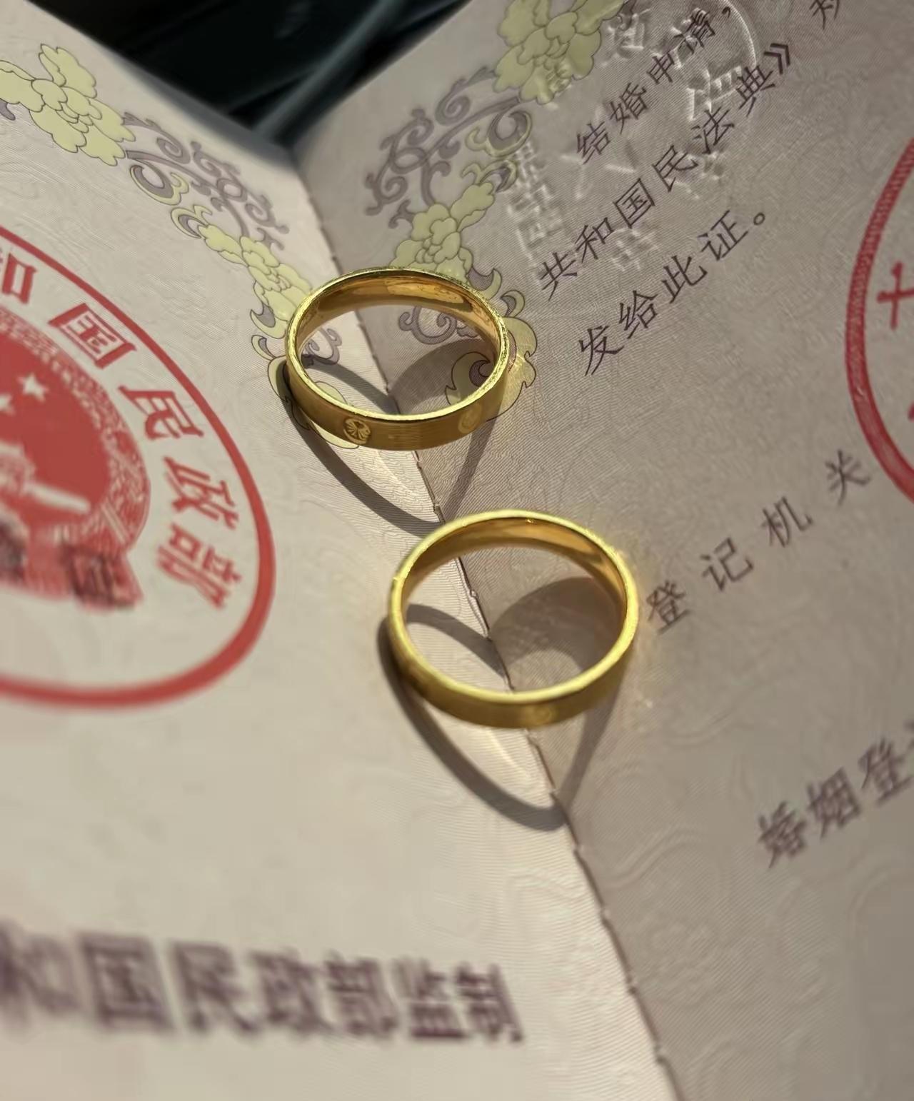 大三女生意外怀孕，去医院一查，结果是双胞胎。当晚男朋友就给家里打电话，他爸妈都是