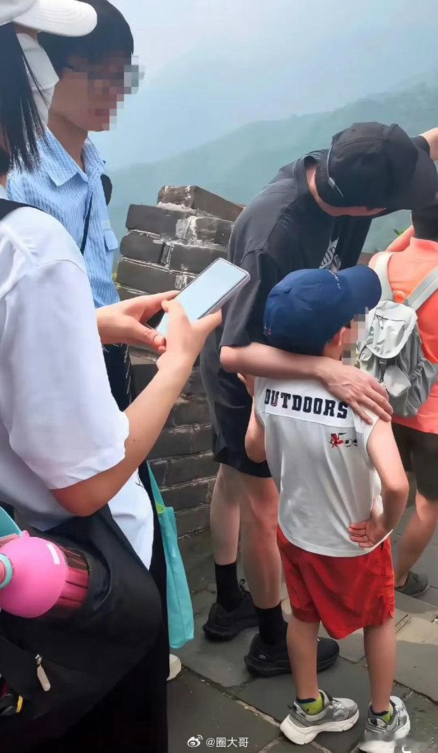 赵丽颖儿子想想7岁身高近期冯绍峰带想想出游的路透曝光，7岁小家伙身高引发热议。目