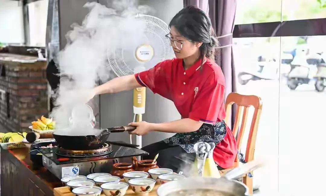 全网夸爆的扁担女孩，在小餐馆打油茶了！火遍全网的挑扁担高考女孩刘燕，近况太圈粉