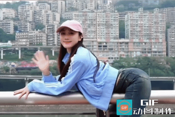 女子的吞吃量不一般，她一口吞下了一辆轻轨。吃相不仅不难看，而知还有新意。不过