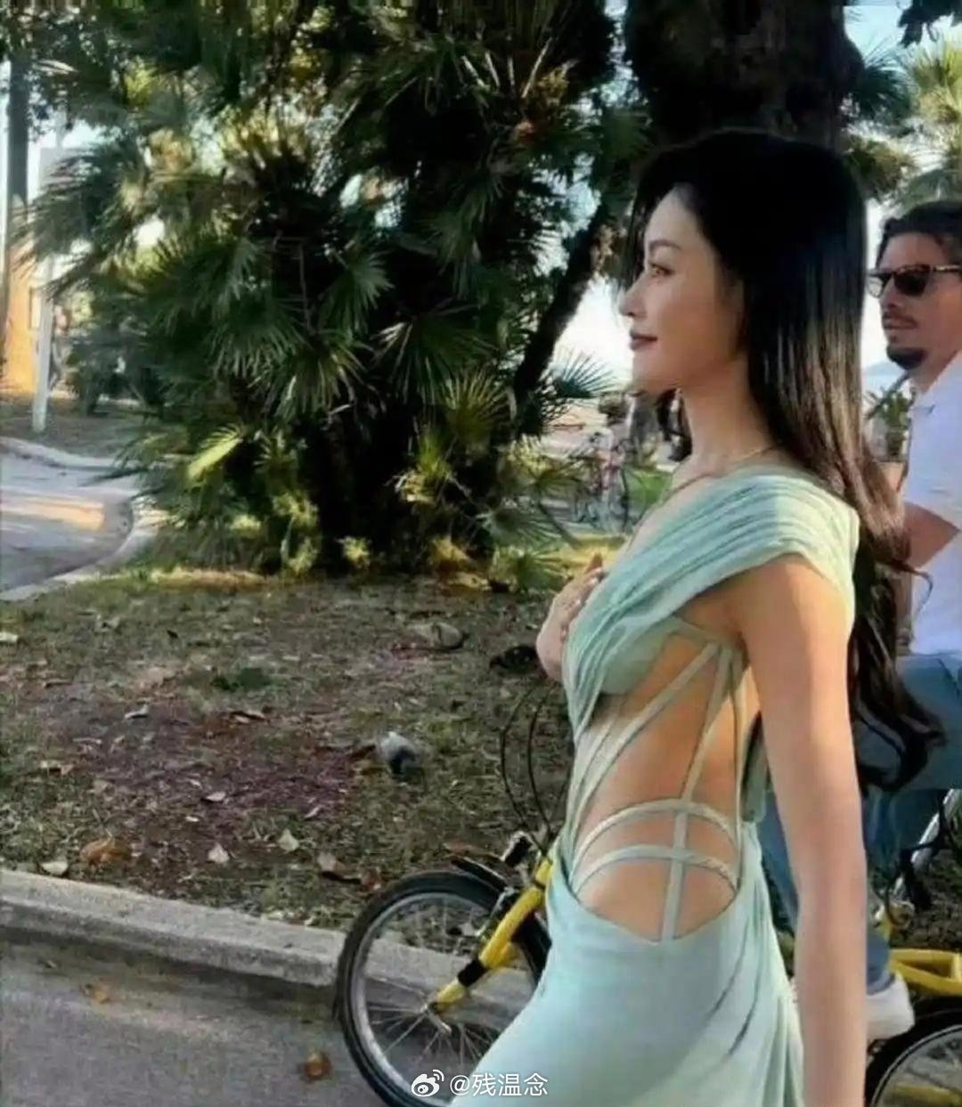 但凡有一点赘肉，都穿不了这衣服