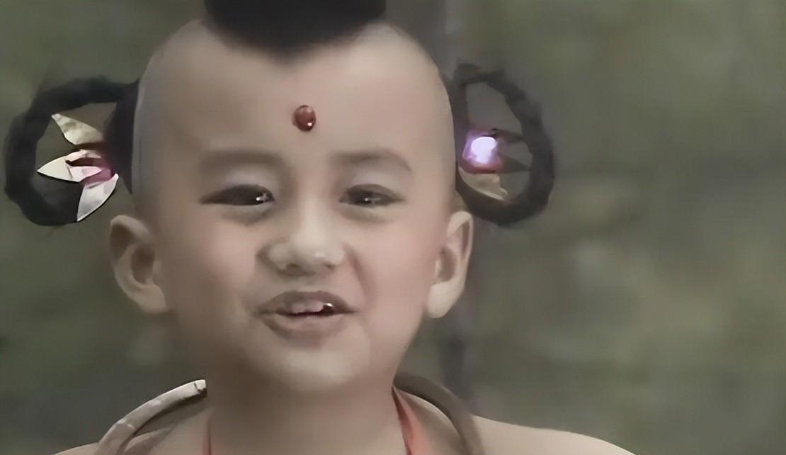 8岁那年，他光着屁股被全国观众看了个遍。所有人都说，这孩子以后必成大明星。结果他