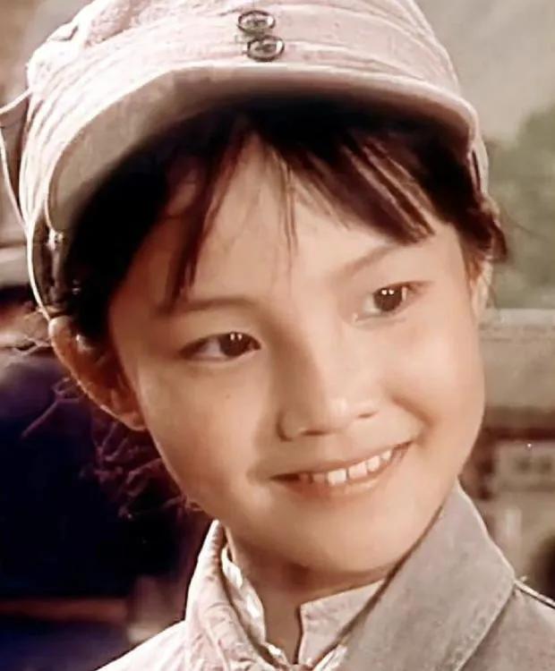 她明眸灵动，娃娃音清脆如铃，脸蛋上荡漾着甜美笑容，这是当年名噪一时的小童星马晓晴