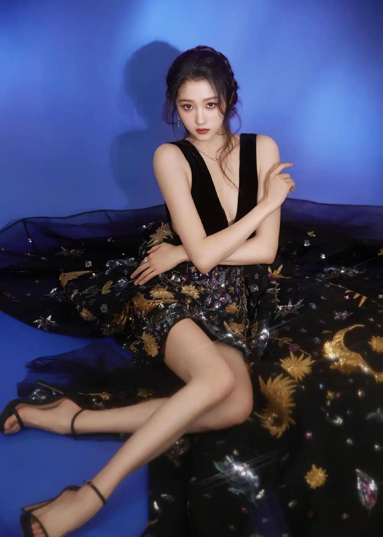 关晓彤甜酷妆造超吸睛，大长腿直接鲨疯全场！