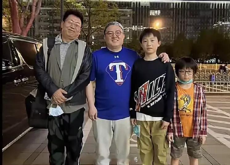 王为念和俩孙子街头同框，大孙子1米83比爷爷还高，这画面太戳人！没找老伴，把精力