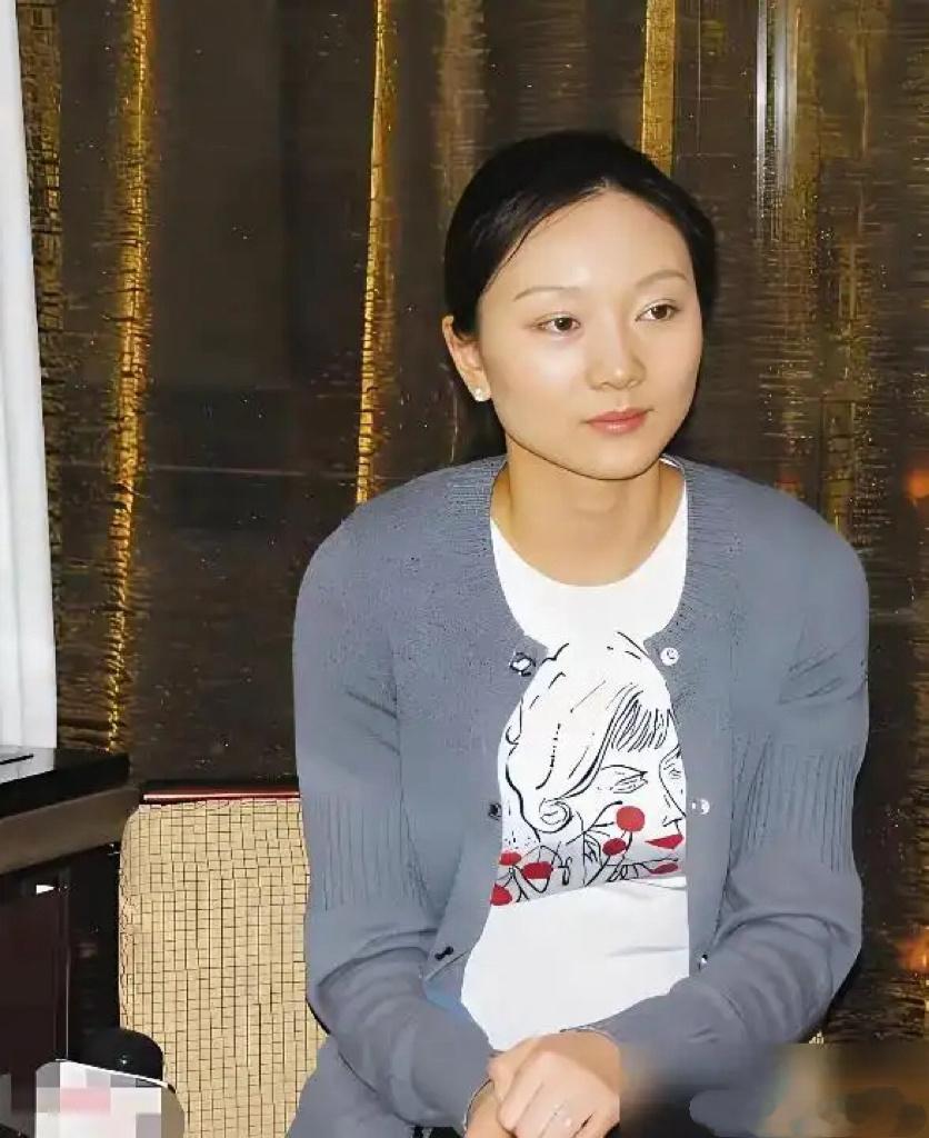 我发现当年那个举报张艺谋超生的女演员何珺，硬生生把自己的大好前程给作没了。难道就