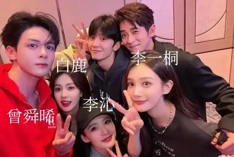 原来她们都认识啊。田曦薇和曾舜晞演了《田耕纪》里的男女主。白鹿和张凌赫合作《