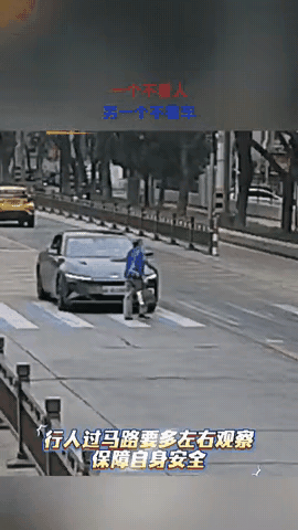 啥也别说了，老人是走在斑马线上，黑色轿车是在斑马线上撞倒的老人，黑色轿车全责无疑