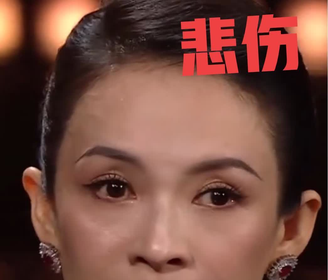 身为一个普通女性，看到章子怡的眼神，我心都碎了！她站在台上，穿着得体，
