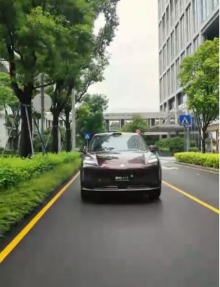 18万级豪华智能大五座SUV堪称“懒人座驾”，昊铂HT设计师全能在线！连方向盘都