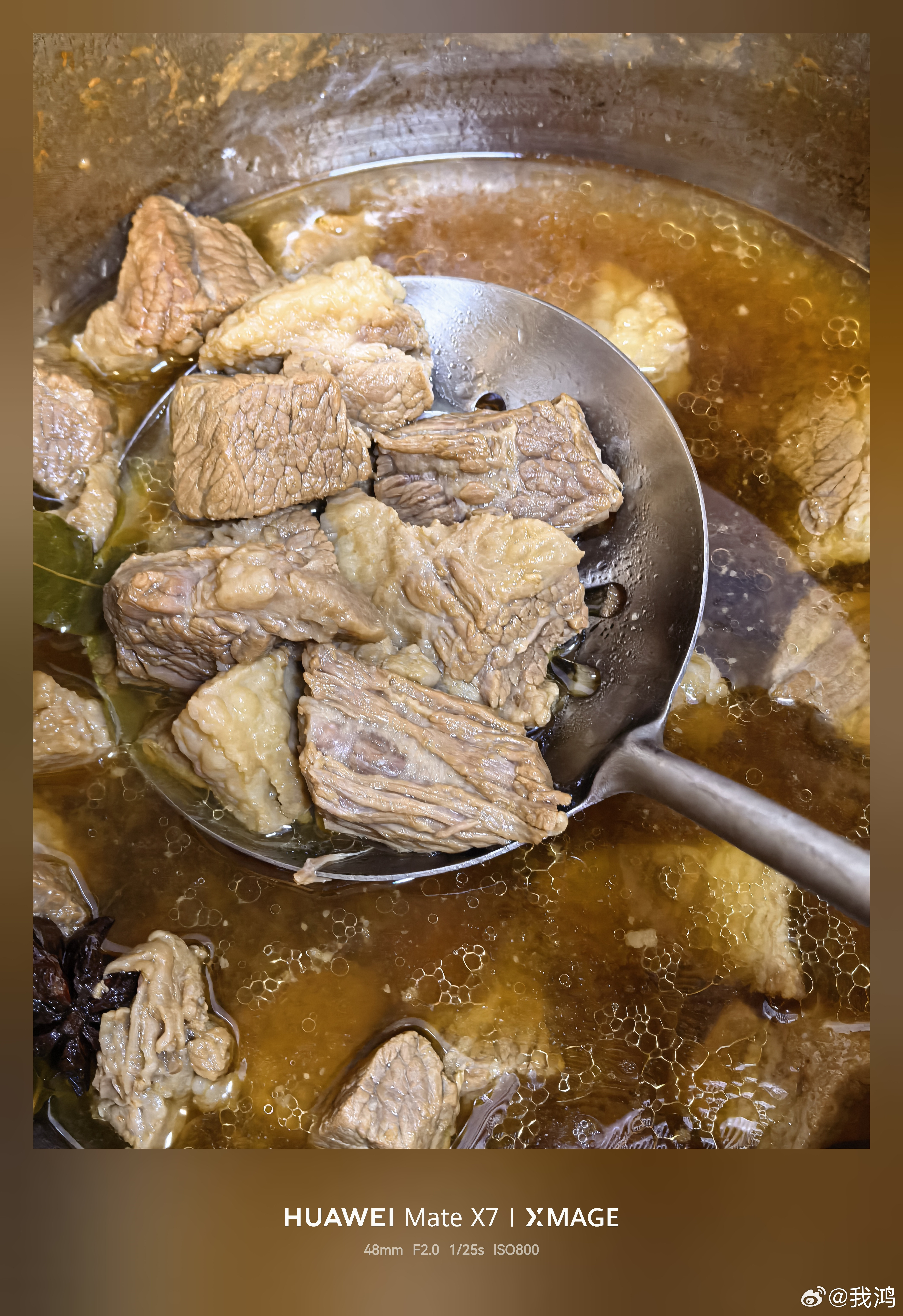 昨晚跟爱妻第一次做高压锅版本的咖喱牛腩。炖的香香糯糯，筷子一夹都可以直接夹断的那