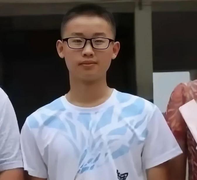 “北大哭了！”河南小伙，第一次高考669分考上北大医学部，结果第一节课都没上完就