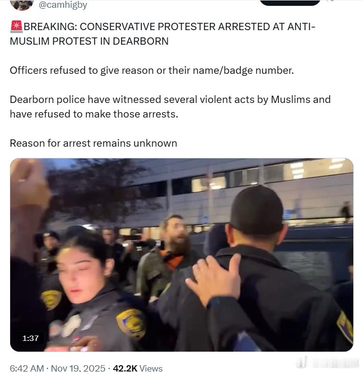 迪尔伯恩反穆斯林坑议中，一名保守派坑议者被逮捕。警员拒绝说明逮捕原因，也拒绝提供