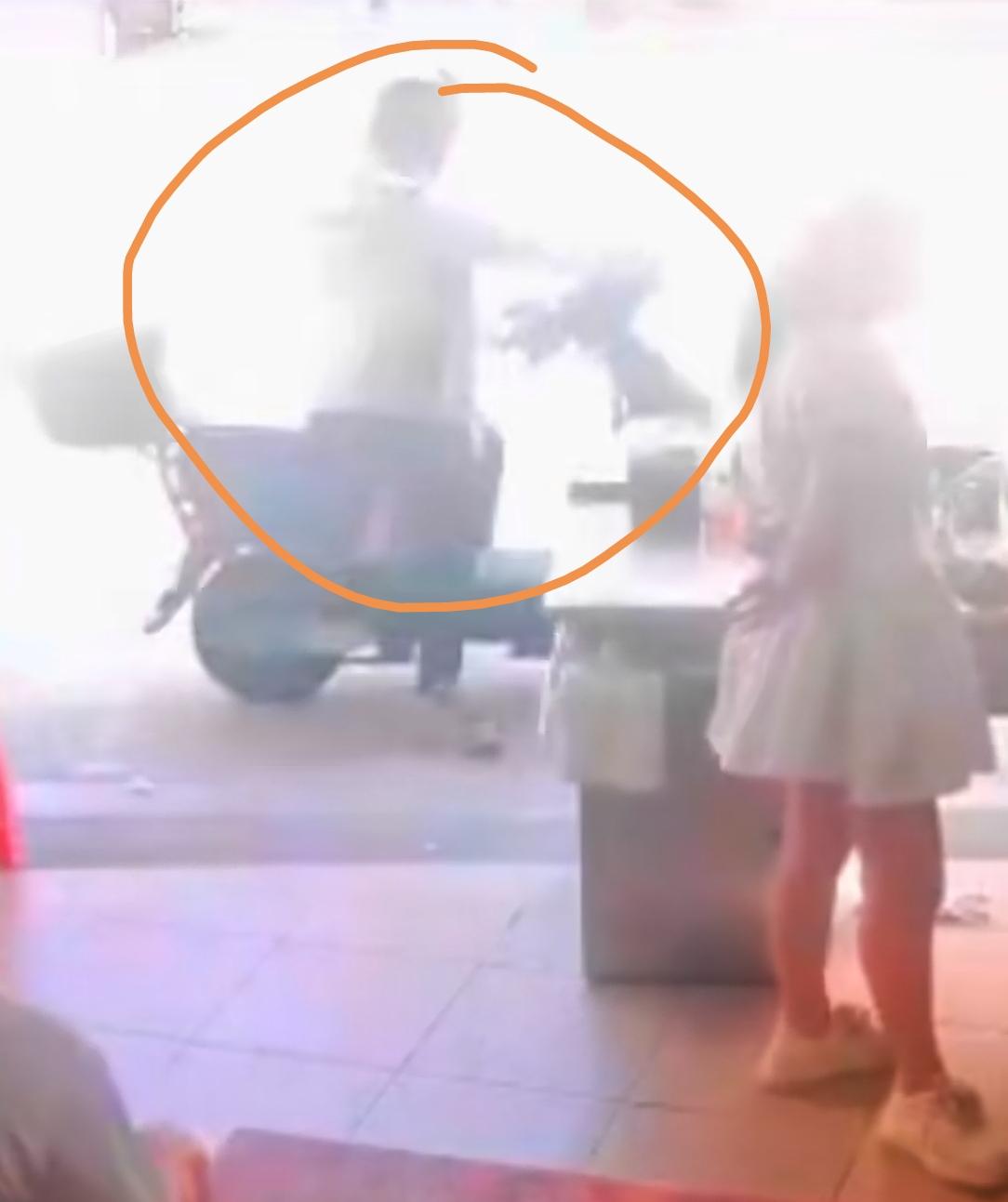拿别人的生意开玩笑，太缺德了！广东佛山，一女子去一米粉店定了十几份米粉，和老板