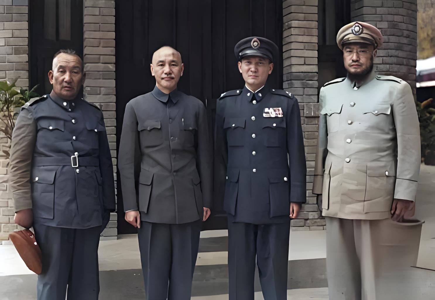 1948年，西安，蒋校长与张治中、马步芳、马鸿宾的合影照片，几人脸上均看不到笑容