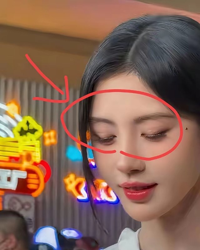 不黑不吹。陈都灵和鞠婧祎哪个状态更好？我只能说在化妆技术上比比高下了！陈都灵法令