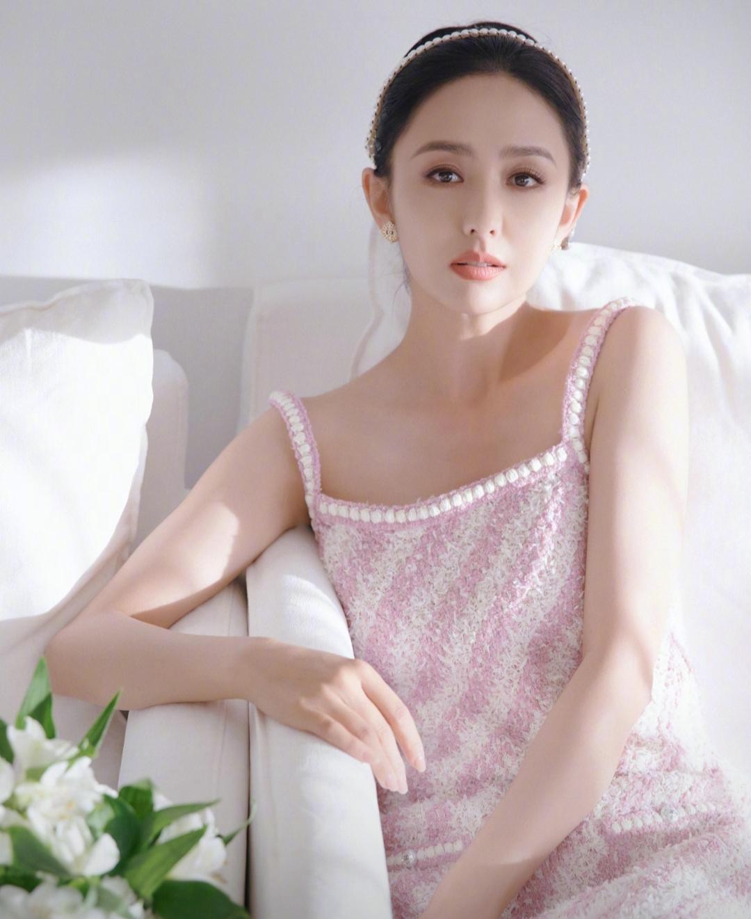 佟丽娅真会生，10岁儿子又可爱又帅气，脸型和五官神似前夫陈思诚娱乐