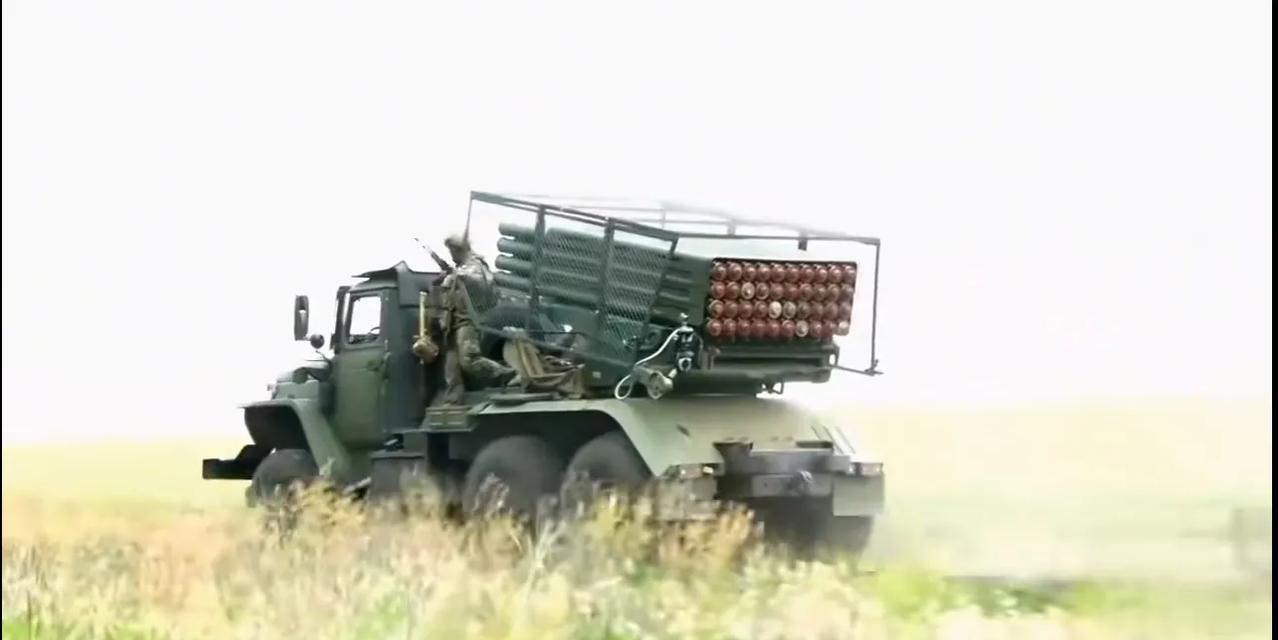 火箭炮已经成了俄军战场上最实用的攻击性武器，它的杀伤力非常地巨大，它很大的优点，