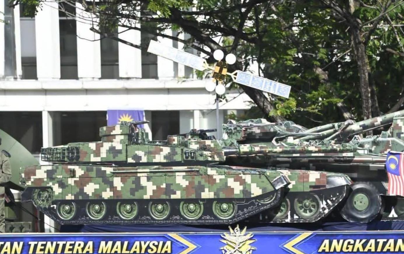 马来西亚的阅兵式上真的在花车上摆出了韩国K2坦克的模型，基本可以断定他们很想买K2坦克。马来西亚军队