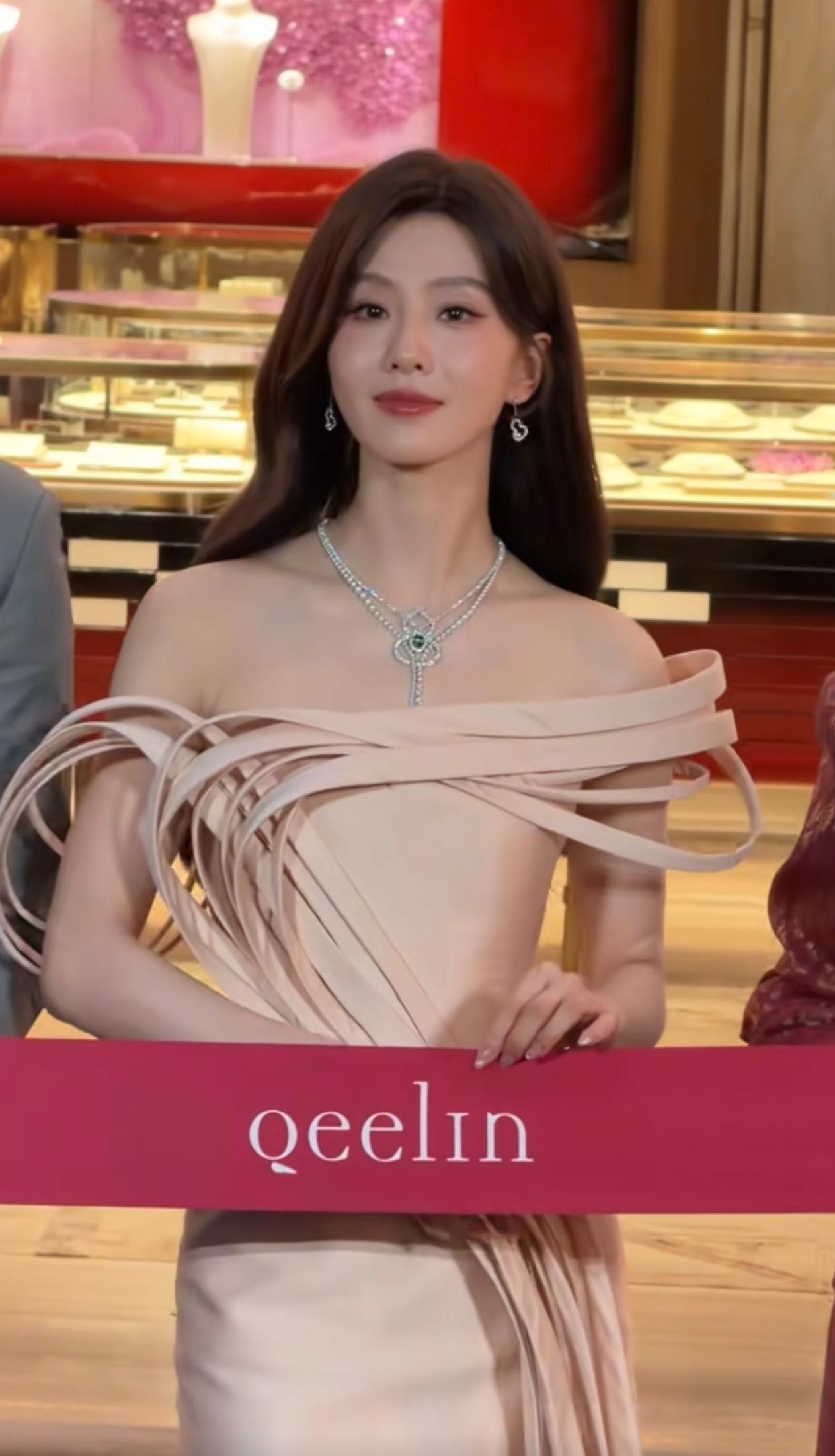 她皮肤白皙，气质大方得体，绝佳的肩颈比例尽显贵气千金感，宛如仙女下凡！2