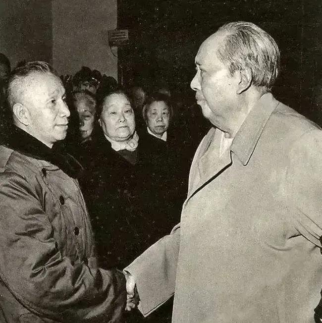 淮海战役谁指挥？看看主创阵容就知道了：⑴联合总编剧，主席与粟裕。粟裕最早提