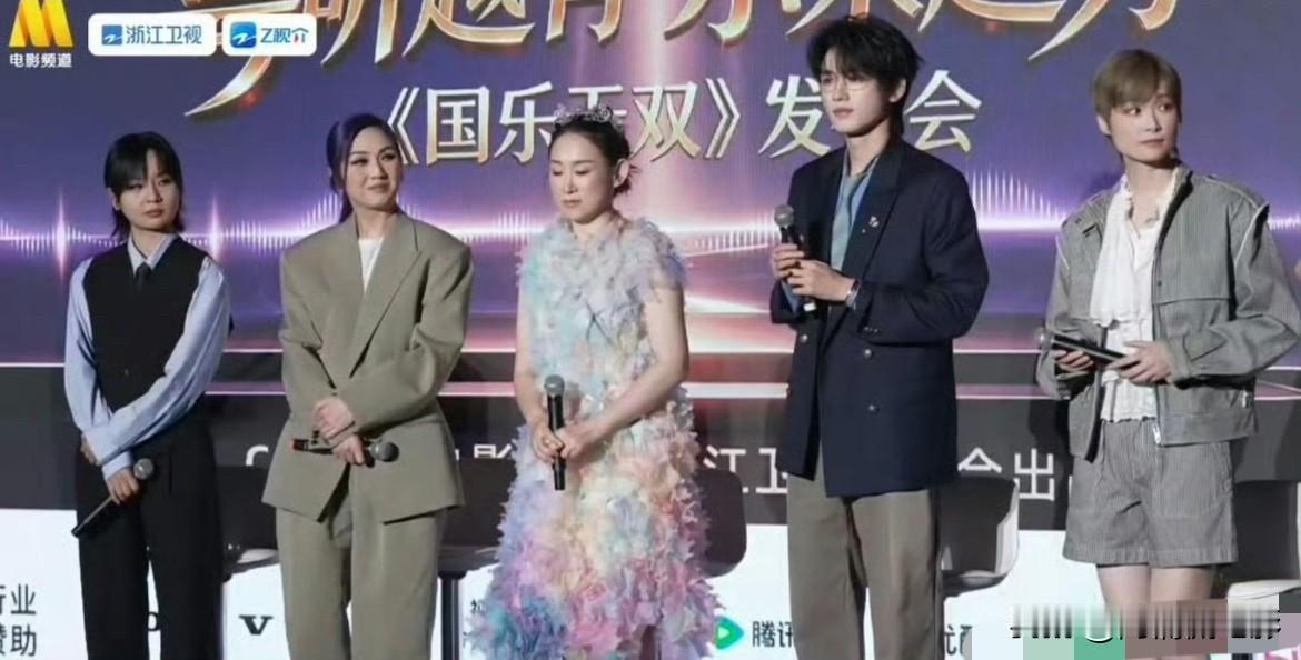 第一次真切感受到宋亚轩的身高有了实感，在综艺发布会现场，他站在身高175cm的李