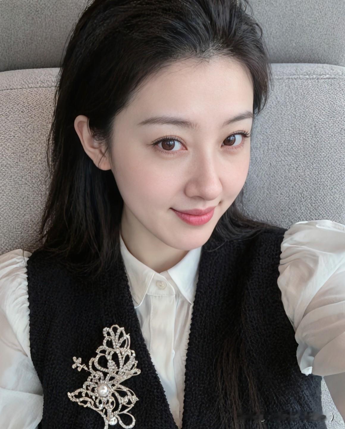 从陌生到好友，再到心上人，这段路我们走了很久。当发现爱上一个不能在一起的人