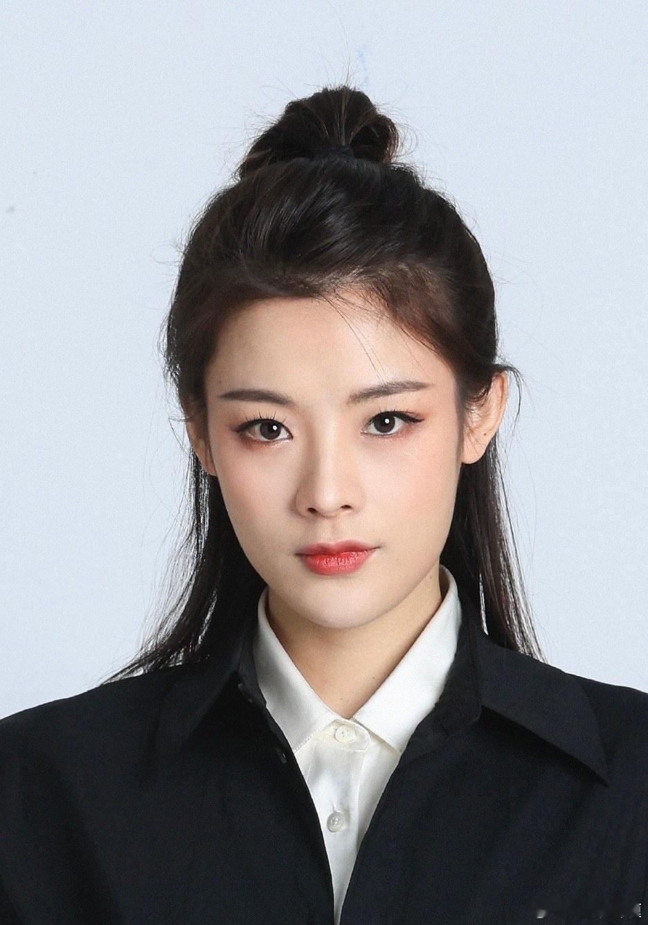 梁家辉，陈丽君真的就都出演了陈思诚导演新片《千里江山图》，有路透了。演员阵容：朱