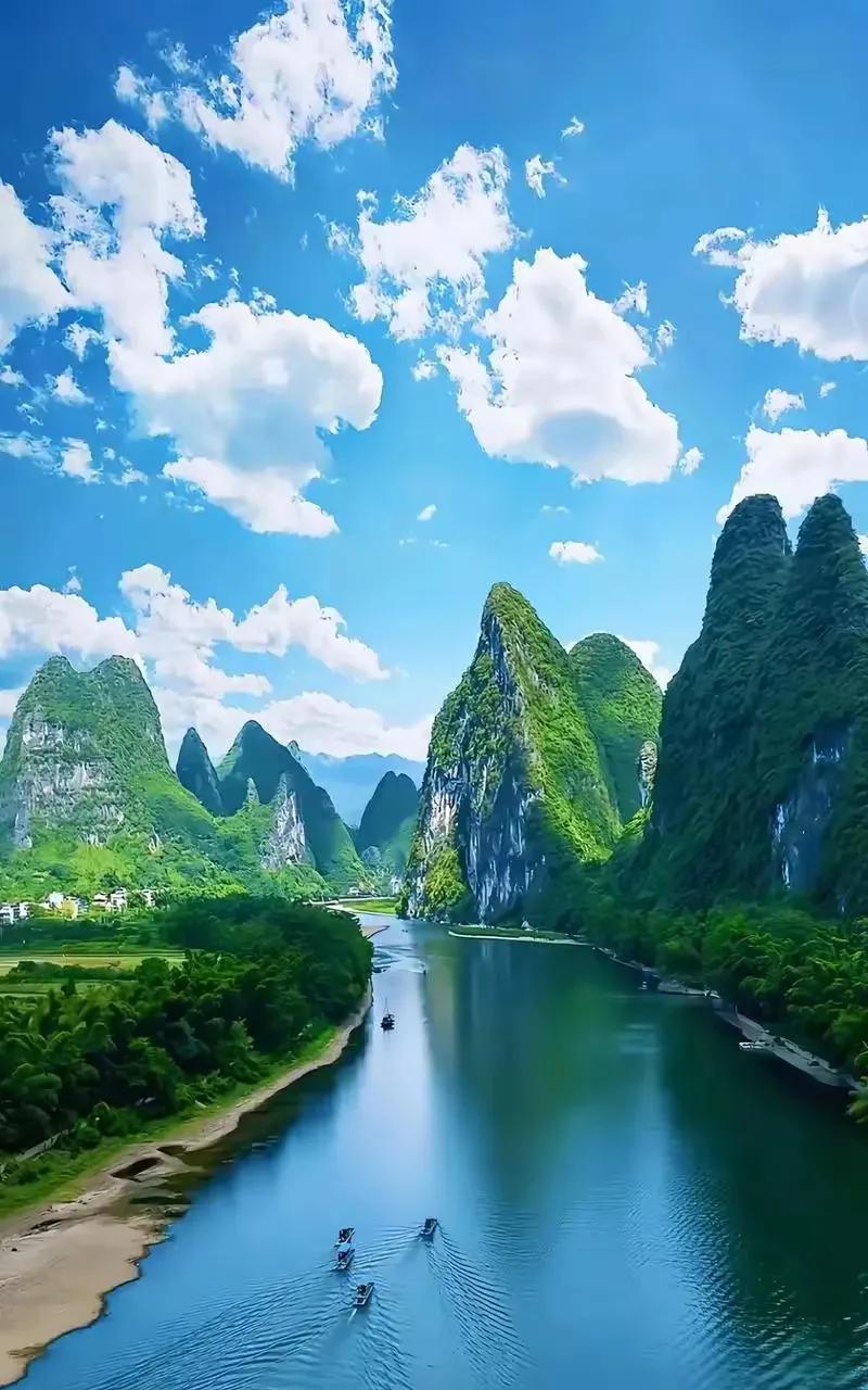 #水乡烟雨诗词分享#《水调歌头·漓江胜景》/马进鹏翠岭倚天立，碧水抱山流。