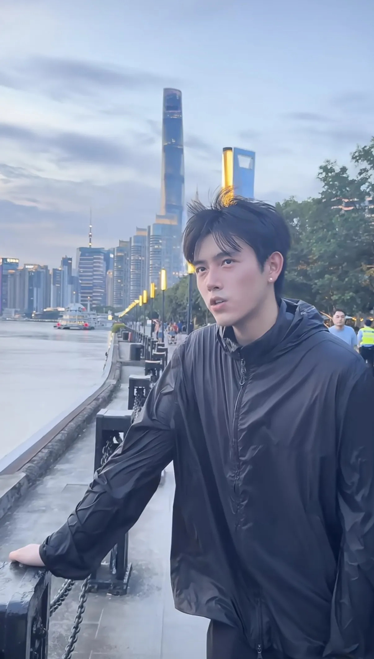 陈飞宇早上6点多，就在上海外滩跑步，此时的他已经23小时没有吃饭了，进行空腹有氧