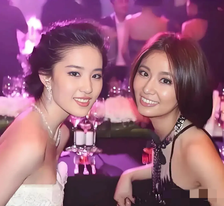 2位美女对比才发现，岁月已成了打败美女颜值的1大“杀手”！49岁的林心如比38岁