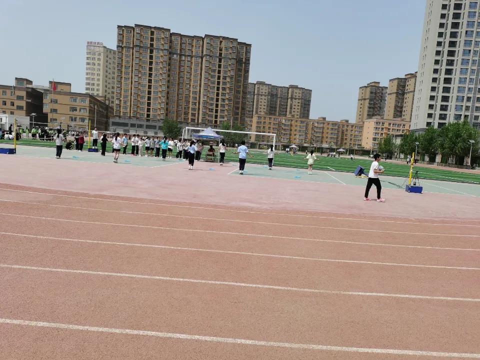 今天是高考的第一天，朋友的儿子参加了高考。考场内，孩子们在考试，考点外的街道上，