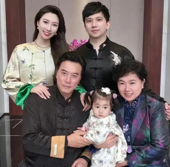 陈强的女儿陈丽达一家人都是高颜值的，老公张山是北京电影制片厂的演员，陈强是中国影