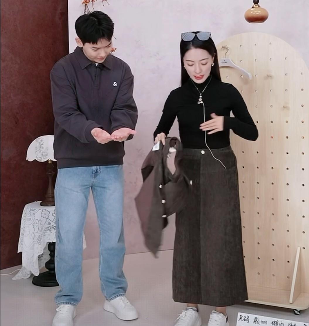 今天又被安安和传熙两小只可爱到了两个人演起了小剧场安安说传熙是她招的助理一