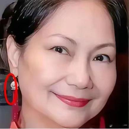 就在昨天S妈再发文，语气里很是委屈和无助，S妈表示小女儿不希望她和朋友互动，但是