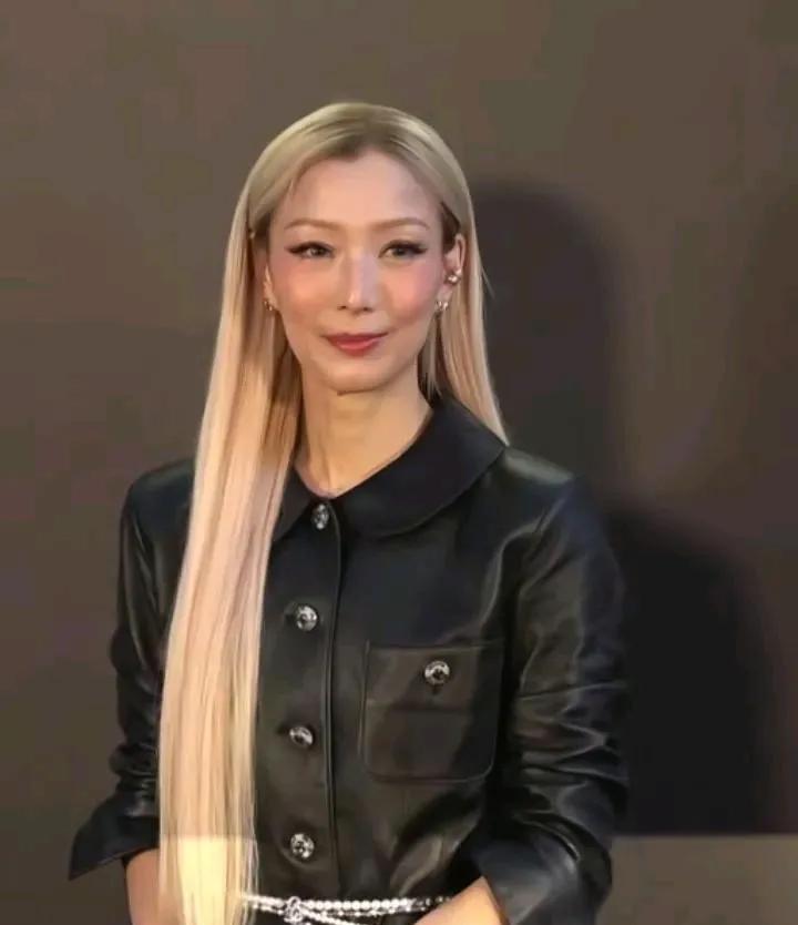 郑秀文保养得真不错，就是瘦脱相了，还是胖点好看。这个发型比她短发好看多了！