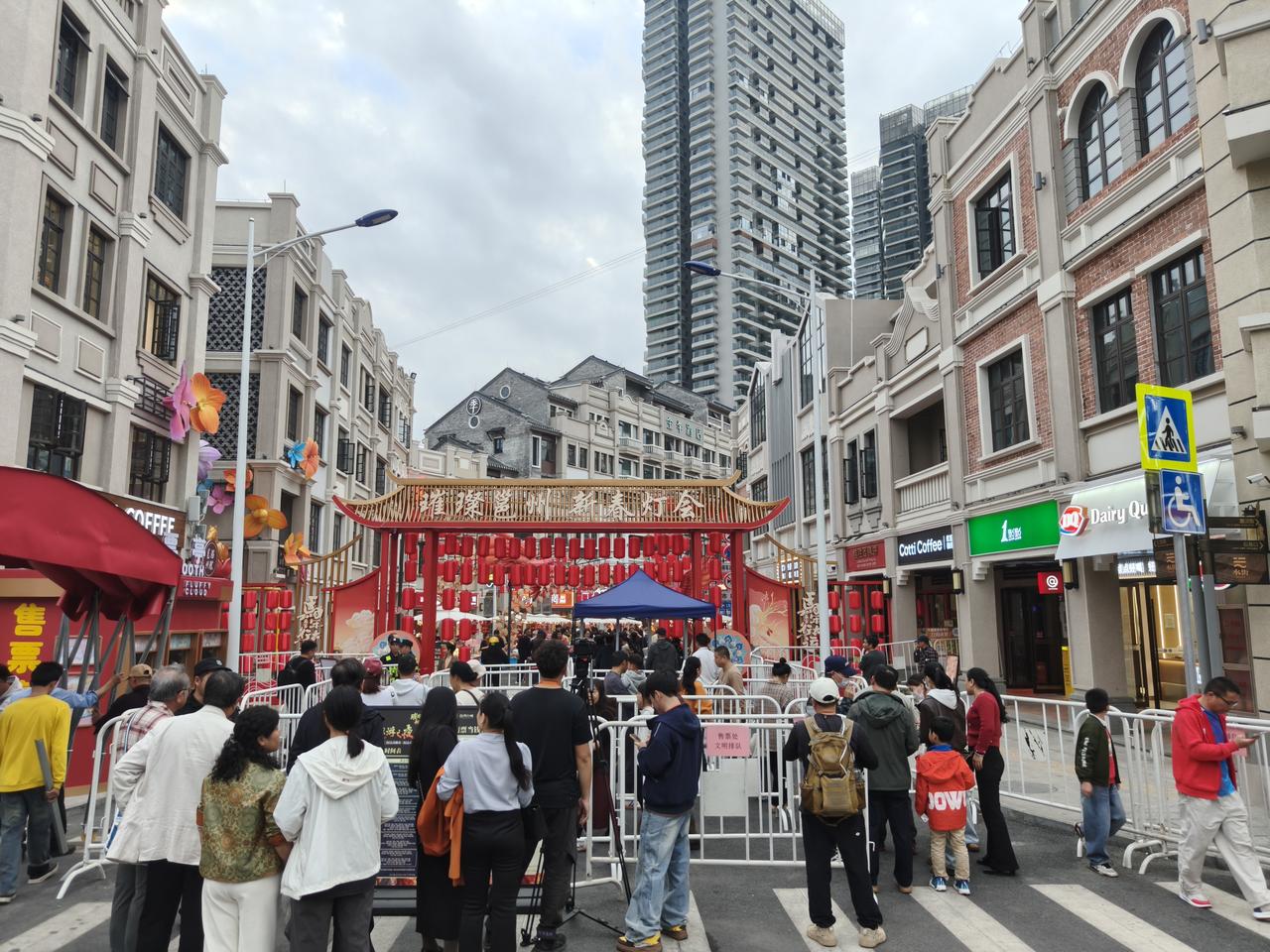 迎新春灯市收门票，广西南宁也是别具一格了，解放路水街经历近10年的拆旧重建，总算