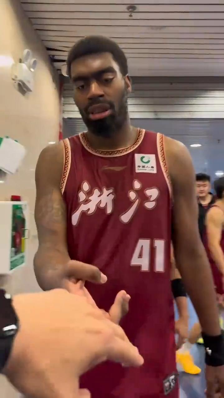 浙江稠州男篮赛后总结，只是主教练说我们三分命中率很低，助攻也很少，之所以赢球，全