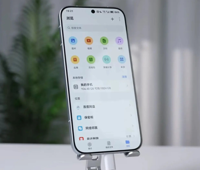 不知道为什么大家这么追捧小屏手机，虽然屏幕小手感好，但舍弃的东西也有点多了。比