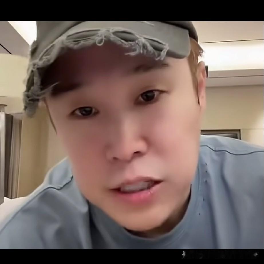 小沈阳在直播的时候，也是边吃边聊，从他说话的水平就能看出他是一个肚里没有几滴墨水