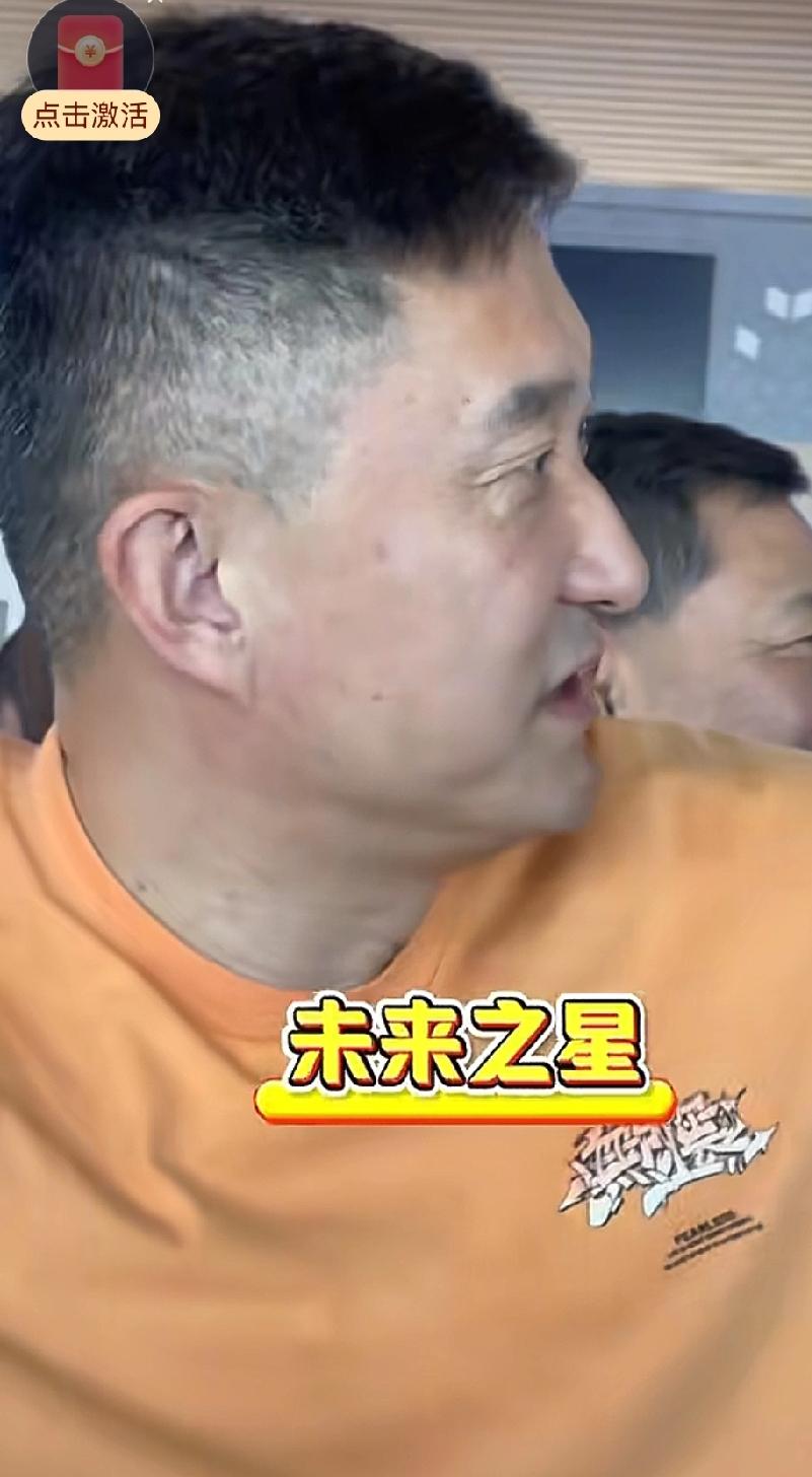 球迷造谣杜锋下课，各种忽悠突破智商底线，其实他带队在海南打比赛杜锋儿子虎头最