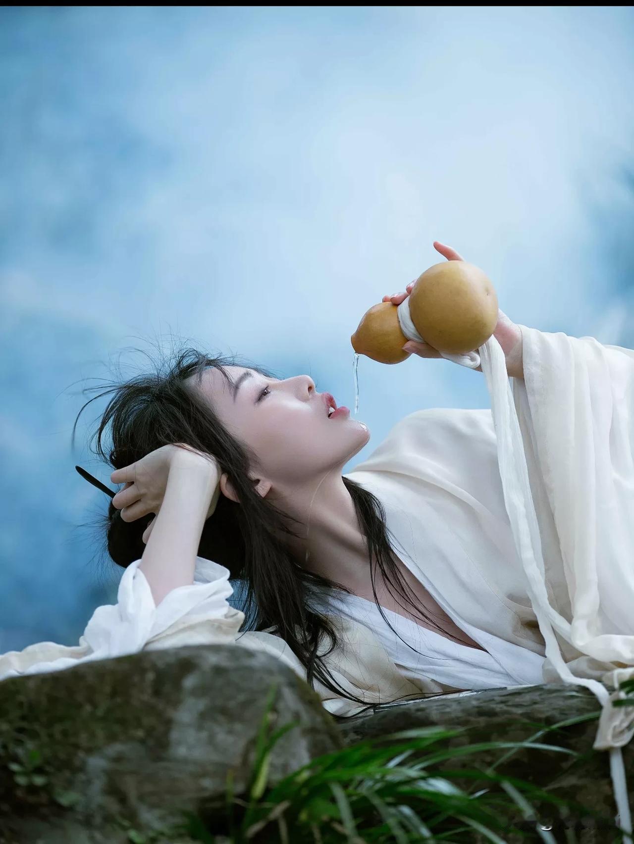 简直要逆天！八成股票下跌，缩量两千亿，指数竟然又红红红了！一看到这种盘面